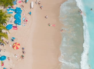 una spiaggia al mare con gente sulla spiaggia