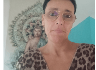 une femme avec les cheveux noir lunette style rayban avec un fond bleu