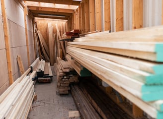 Ein Holzlager mit vielen Holzbrettern von Atelier Rohlfs