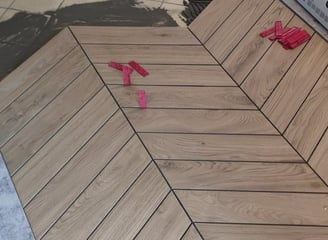 ose de carrelage effet bois avec motifs en chevrons. Techniques enseignées 