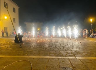 momento dello spettacolo firestorm nel finale con gli effetti pirici delle fontane argento