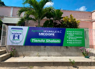 Rótulo tensado con estructura resistente, ideal para publicidad de gran formato en exteriores.