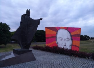 Kite performance: pope John Paul II meets Dalai Lama