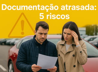 Homem e mulher olhando preocupados para um documento em frente a um carro vermelho, com um grande fu