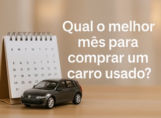 Calendário de mesa ao lado de um carro popular em miniatura, sobre uma superfície de madeira com fun