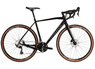 foto raffigurante una gravel bike nera