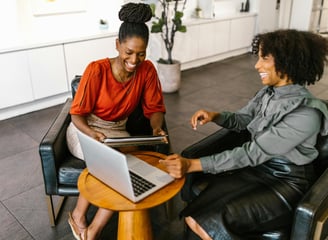 Deux femmes noires entrepreneures - The David Touch offre services personnalisées