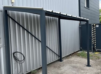 Abri métallique sur mesure pour site industriel, conçu et installé par un métallier à Toulouse pour un usage extérieur profes