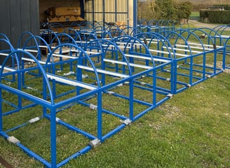 Série de structures métalliques tubulaires peintes en bleu, fabrication artisanale en chaudronnerie par un métallier près de