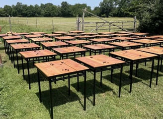 Mobilier de terrasse sur mesure pour les Halles de la Cartoucherie à Toulouse, tables hautes en bois et structures métallique