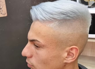 Rasatura alta con decolorazione e ciuffo