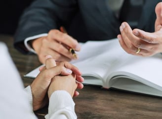 ISO 인증 절차 상담 중인 전문가와 고객의 손