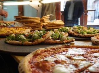 Pizza con mozzarella e rucola della pizzeria la trofea a Siena in piazza del campo