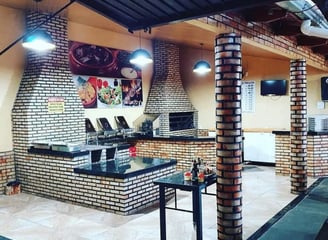 Área de lazer completa com churrasqueira, forno e fogão a lenha.