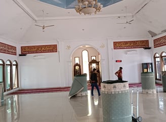 pemasangan karpet masjid di Polresta Bandung