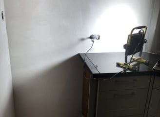 Keuken stukadoren witte en oranje muur