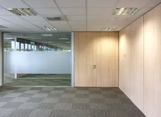 Mampara divisorias para oficinas con módulos en cristal laminar y otras con tableros de melamina color Arce