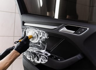 Nettoyage intérieur de porte voiture à domicile