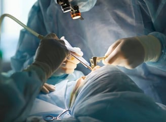 Cirurgião em operação