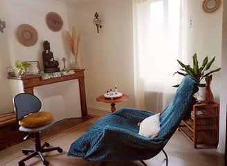 salle de réflexologie avec fauteuil relax confortable, ambiance douce et apaissante