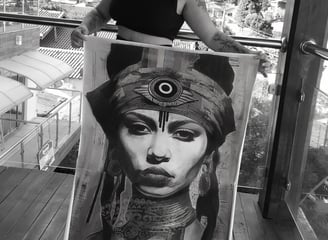 Amanda no seu ateliê, concentrada em detalhar uma nova peça de arte