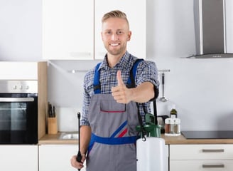 un technicien de nuisible 11 heureux