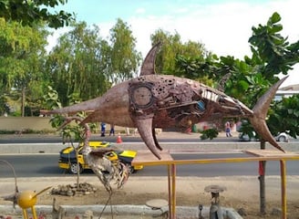 Sculpture en métal recyclé représentant un poisson, œuvre originale de Moussa Fofana