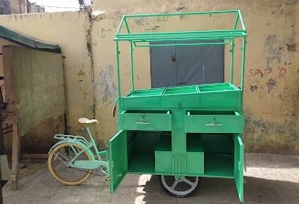 Chariot métallique fonctionnel peint en vert, conçu sur mesure à Dakar