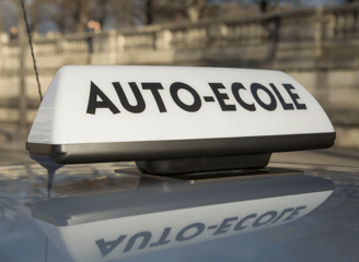 logo auto-école sur voiture