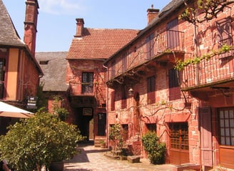 aisons en grès rouge de Collonges-la-Rouge sous un ciel bleu