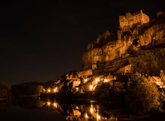 Château de Beynac sur une falaise surplombant la Dordogne vu de nuit