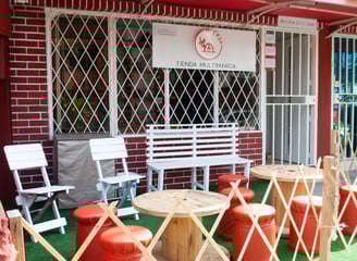 Fotografía exterior de MI CASA, Tienda Multimarca, mostrando la aplicación de su imagen en el espacio real.