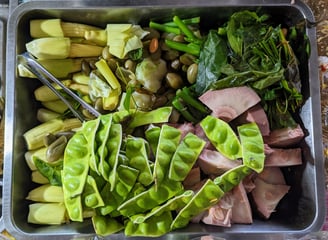 Le marché de Sawi Ying Chaoren (ตลาดนัดยิ่งเจริญ)