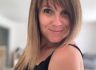 une femme blonde pull noir