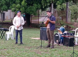 Professor Michael Dias abrindo o evento com uma performance especial.