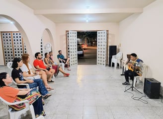 Palestrante Perfeito Tsere'rureme falando sobre interculturalidade musical no Instituto Arte Cerrado