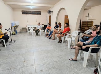 Público atento durante a palestra sobre interculturalidade musical no Instituto Arte Cerrado.
