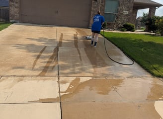 Ruby Surface Cleaning a driveway in Ponder Texas