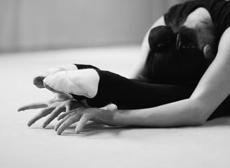 A rhythmic gymnasts tiptoes and hands