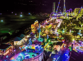 vu du ciel du parc d'attraction fabrikus