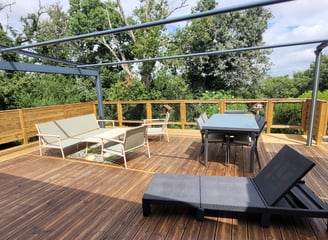 terrasse en bois, pin traité, avec rambardes filets et claustra