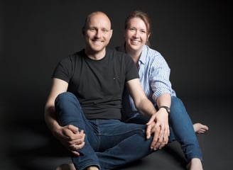 portrait d'un couple sur fond noir