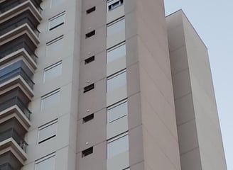 Fachada de prédio residencial representando imóvel regularizado