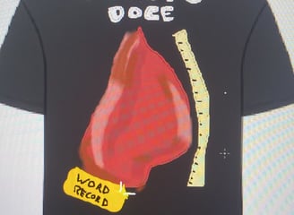 uma camiseta streetwear com temática de batata doce