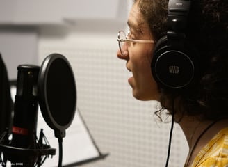 Aude Fy en train d'enregistrer en studio / a woman recording in a recording studio