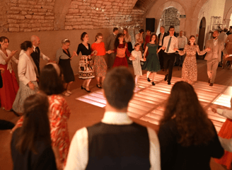groupe de personnes en cercle faisant des danses folkloriques / a group of people dancing together