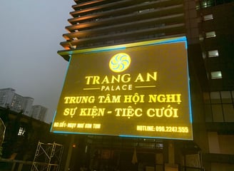 Biển quảng cáo trung tâm hội nghị. N ền alo chữ nổi có đèn led sáng chữ, viền chạy LED.