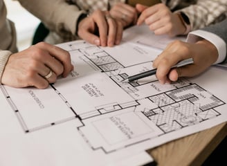 Professionisti di SMB Consulting al lavoro su un piano di acquisto