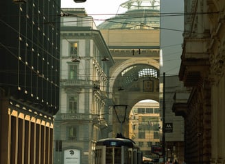 Esperti di credito immobiliare che valutano pratiche finanziare