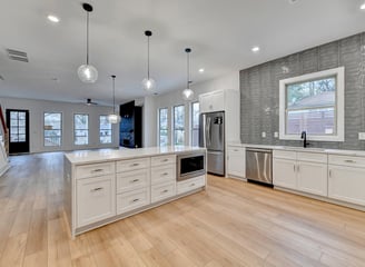 Trained cleaner providing top-rated house cleaning services in Atlanta